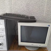 یک دستگاه کامپیوتر با لوازم جانبی در حد نو