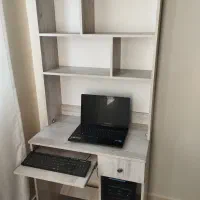 میز کامپیوتر و کتابخانه