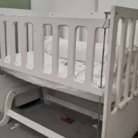 تخت گهواره ای کنار مادر همراه روتختی و اویز