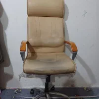 تعدادی صندلی چرخ دار وانتظار