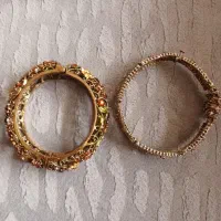 تعدادی دستبند و چند تکه برنجی|بدلیجات|بروجن, |دیوار