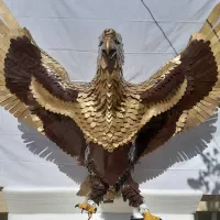 مجسمه عقاب فلزی ومار