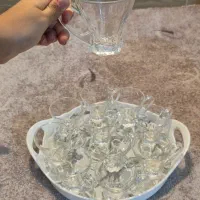 تعدادی ظرف ب دلیل خونه تکونی