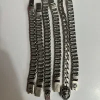 تعدادی دستبند تایلندی