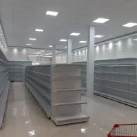 قفسه وسط فروشگاهی