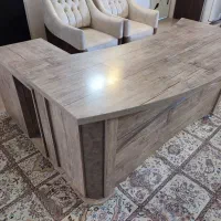 میز اداری بسیار تمیز و در حد نو