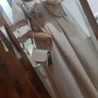 تعدادی لباس برای فروش.