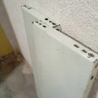 تعدادی صفحه قفسه فلزی پیچ و مهره ای