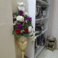 گلدان طلایی رنگ ثابت پایه دار