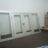 پنجره آلومینیومی نقره‌ای