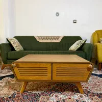 میز جلو مبلی چوبی شرکتی، تمیز و کم‌کارکرد