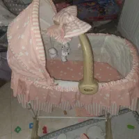 تخت کنار مادر وگهواره