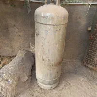 کپسول بزرگ بوتان و یک عدد گیره برزگ