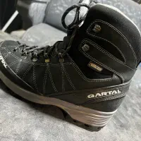 دو جفت کتانی اَصل و کاملاً سالم اکبند|کیف، کفش، کمربند|کرج, شهرک بنفشه|دیوار