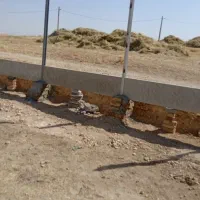 کارگر برای نصب دیوار پیش ساخته