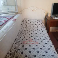 تخت خواب کوچک و نوجوان