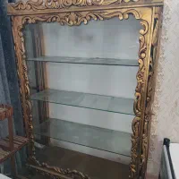 گنجه شیشه‌ای کلاسیک با قاب طلایی منبت‌کاری|بوفه، ویترین، کنسول|مشهد, رسالت|دیوار