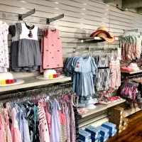 فروشنده خانم برای پوشاک