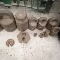ترازو دو کفه ای و حدود ۱۰ کیلو سنگ ترازو