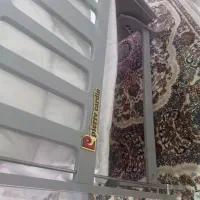 تخت کنار مادر