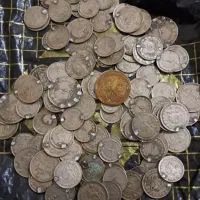 تعدادی سکه قدیمی زمان شاه درقله گنج|کلکسیون سکه، تمبر، اسکناس|قلعه گنج, |دیوار