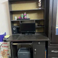 میزکامپیوتر و کتابخانه