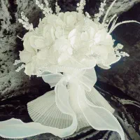 تاج و دسته گل عروس با گل‌های شیشه یی