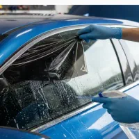 کندن شیشه دودی درمحل شما با دستگاه بخار