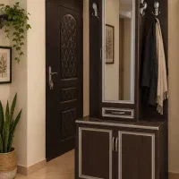 جاکفشی و چوب لباسی چوبی