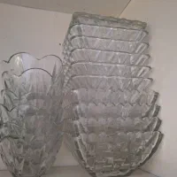 مقداری ظرف شیشه ای