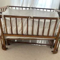 تخت گهواره شو کنار مادر