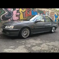 راننده با اتومبیل مدل بالاجهت کار در آژانس