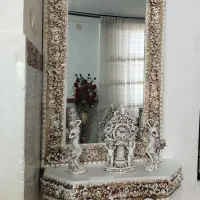 آینه و کنسول همراه با ساعت و مجسمه