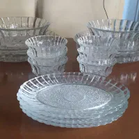 تعدادی کریستال و ظروف چینی