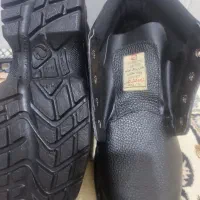 ۴کفش ایمنی و۲ کلاه ایمنی