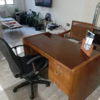 میز تحریر ۱۲۰×۶۰ چوبی،باشیشه ۶ میل دودی.