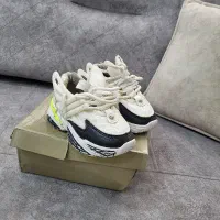 کفش اسپرت سالم بدون پارگی