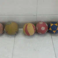 تعدادی توپ والیبال و فوتبال