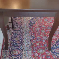 میز ناهارخوری چوبی همراه تعدادی صندلی و مبل و بوفه