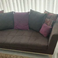 یک دست مبلمان هفت نفره با یک میز تلویزیون