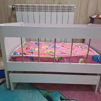 تخت خواب نوزاد گهواره ای|تخت و صندلی بچه|قم, شهرک امام حسن|دیوار