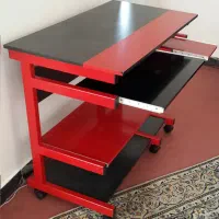 فروش یک عدد میز کامپیوتر زیبا، جادار و محکم