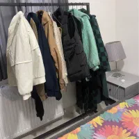 تعداد زیادی لباس و پالتو  زمستانی و کفش و پوتین