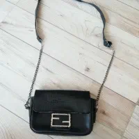 تعدادی کیف|کیف، کفش، کمربند|اصفهان, دستگرده|دیوار