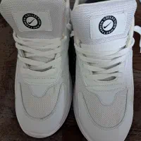 کتانی سفید فقط پانصد هزار تومان|کیف، کفش، کمربند|رشت, بوسار|دیوار