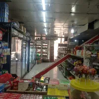 نیروی نظافت و چیدمان و صندوق دار