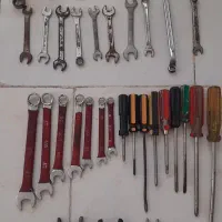 تعدادی آچار و پیچ گوشتی و جعبه بوکس خانگی کوچک