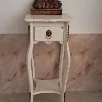 میزتلفن و مجسمه پولیستر اسب باهم