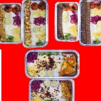 یک نفر اقا وارد به کار  اشپزخانه تهیه غذا