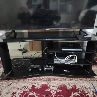 میز تلویزیون شیشه ای تمیز و سالم